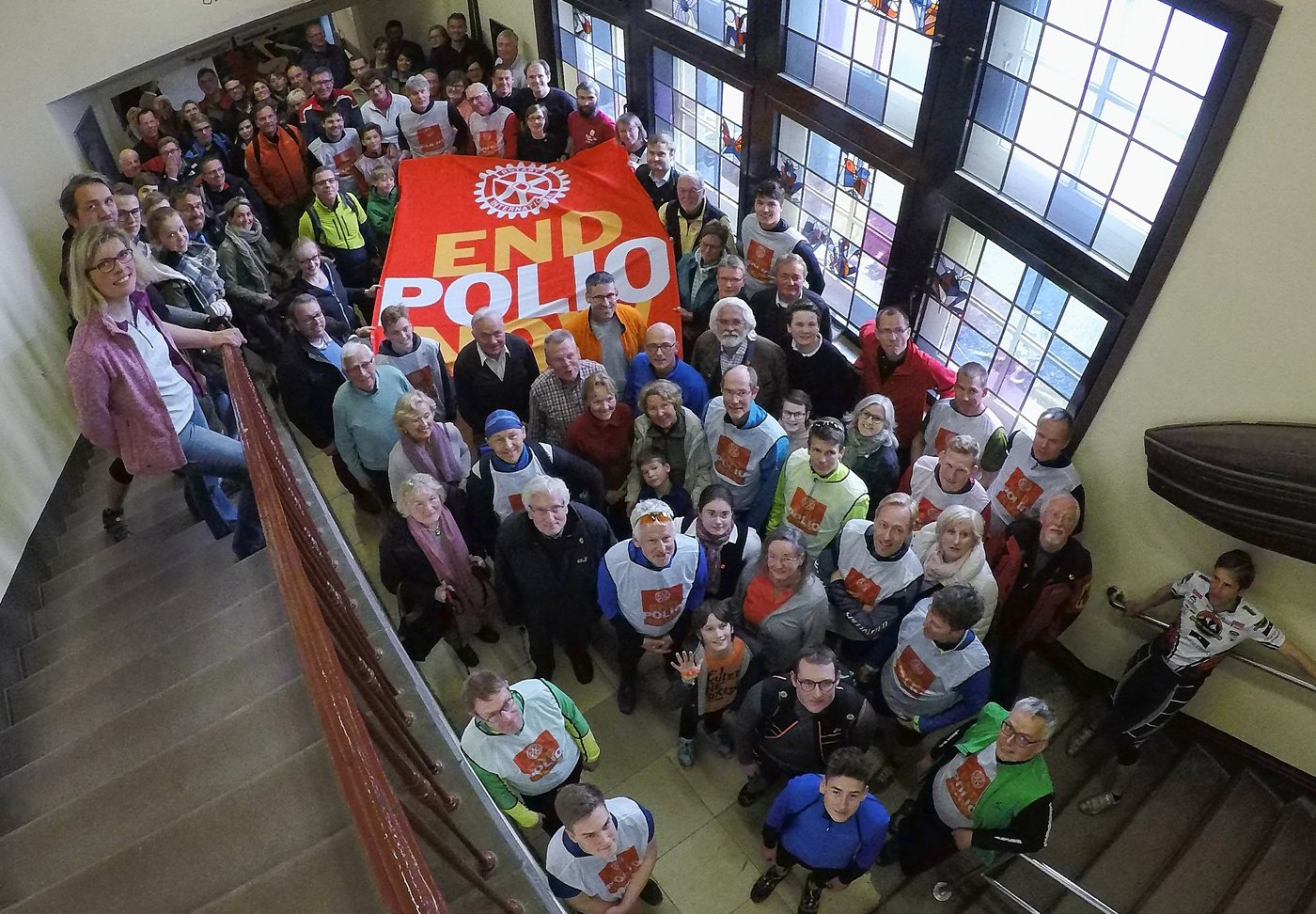 Gruppenfoto der Teilnehmerinnen und Teilnehmer der Brockentour 2022 mit End-Polio-Now-Banner